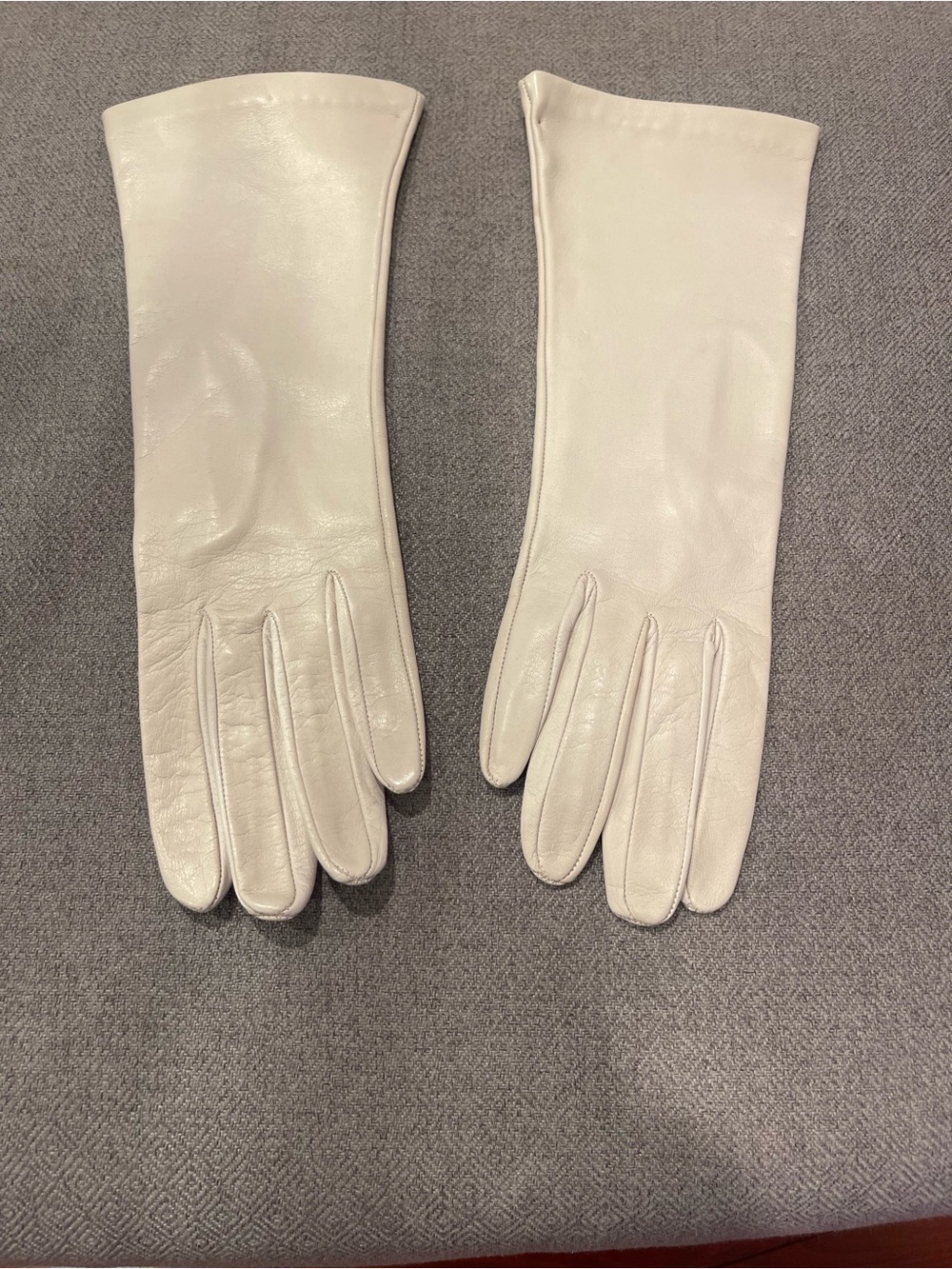 Classic Italian made Mid-Length Leather Gloves in Light Cream